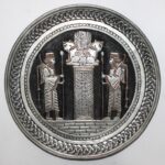 صحن نحاس عليه نقوش ورسوم بالفضة