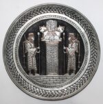 صحن نحاس عليه نقوش ورسوم بالفضة