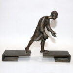 تمثال من البرونز