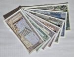 سبع عملات نقدية لبنانية قديمة